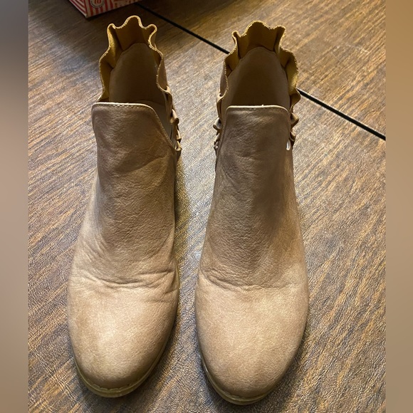 Super Cute Leather ankle boots size 7 - Picture 2 of 4